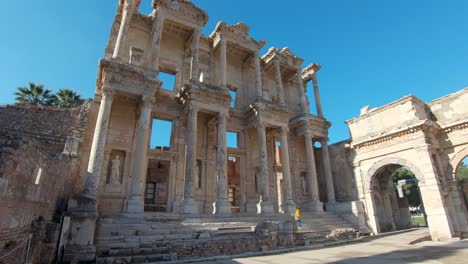 Panning-left-shot-of-the-Library-of-Celsus-in-Ephesus-the-ancient-Greek-city-in-Selcuk,-Izmir-province-Turkey
