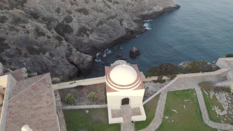 Luftbild-Von-Oben-Auf-Einen-Kleinen-Meeresarm-Neben-Der-Festung-Von-Beliche-Sagres-Algarve-Portugal