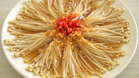 homemade-steamed-golden-needle-mushroom-or-enokitake-with-soy-sauce,-chilli-and-garlic