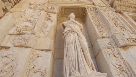 Antigua-Estatua-De-Mujer,-La-Biblioteca-De-Celso,-Efeso