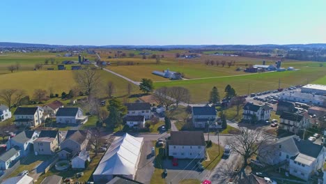Eine-Luftaufnahme-Eines-Amischen-Schlammverkaufs-Und-Einer-Landschaft-In-Pennsylvania-Im-Frühjahr