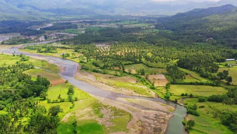 Vista-Panorámica-De-Los-Arrozales-A-Orillas-Del-Río-Con-Vegetación-En-San-Bernardo,-Provincia-De-Leyte-Del-Sur-En-Filipinas