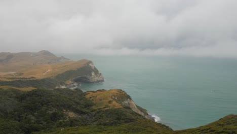 Tiro-De-Lapso-De-Tiempo-De-La-Costa-Del-Pacífico-En-Un-Día-De-Verano-Ventoso-Y-Nublado-Filmado-En-Nueva-Zelanda