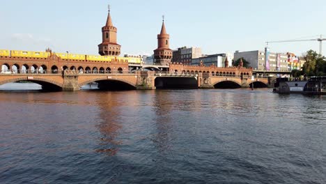 Berühmte-Oberbaumbrücke-In-Berlin-Im-Sommertag-Mit-Booten-Auf-Dem-Fluss