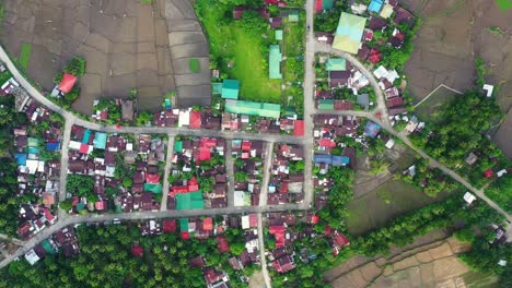 Bunte-Dächer-Von-Wohngebäuden-In-Barangay-Catmon-In-Saint-Bernard,-Southern-Leyte,-Philippinen