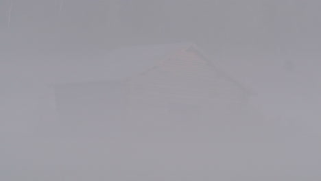 Sommermorgennebel-Und-Nebel,-Alte-Verlassene-Scheune-In-Der-Verlassenen-Ländlichen-Landschaft-Nordschwedens