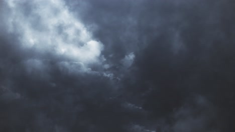 4k-Gewitter-Und-Wandwolken,-Die-Nachts-über-Uns-Hinwegziehen