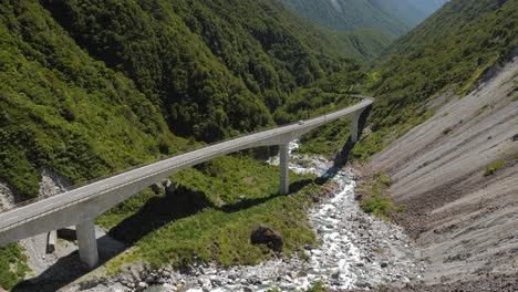 Famous-Arthur´s-Pass-bridge-in-beautiful-national-park-in-New-Zealand,-static-shot-in-4K-on-sunny-day