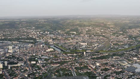 Drohnen-Luftaufnahme-Von-Montluçon-In-Zentralfrankreich