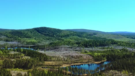 Green-Mountain-Scenery-Near-Busjon-Lake-In-Dalarna,-Sweden---aerial-shot