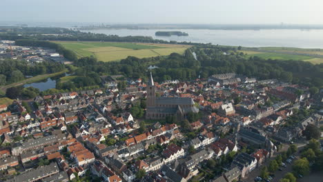 Atemberaubende-Luftaufnahme-Einer-Wunderschönen-Großen-Kirche-In-Der-Wunderschön-Erhaltenen-Festungsstadt-Naarden-In-Den-Niederlanden