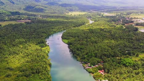 Friedlicher-Fluss-Inmitten-Dichter-Wälder-Im-Tropischen-Wald-In-Der-Nähe-Des-Dorfes-Saint-Bernard-In-South-Leyte,-Philippinen