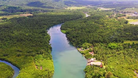 Vista-Aérea-De-Un-Río-Entre-Bosques-Verdes-Y-Vegetación-Exuberante-En-San-Bernardo,-Sur-De-Leyte-En-Filipinas