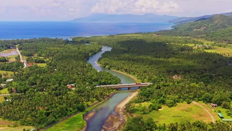 Brücke-über-Den-Fluss-Auf-Dichten-Waldbäumen-In-Der-Nähe-Des-Dorfes-Saint-Bernard-In-South-Leyte,-Philippinen