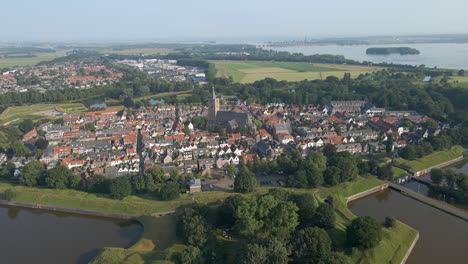 Schöne-Luftaufnahme-Von-Naarden,-Einer-Kleinen-Festungsstadt-In-Den-Niederlanden