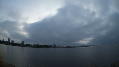 Dramatische-Wolkenlandschaft-über-Dem-Ozean-Mit-Der-Silhouette-Der-Long-Beach-Skyline-Im-Hintergrund---Zeitraffer-Bei-Sonnenaufgang