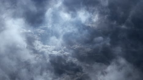 Ein-Dunkler-Stürmischer-Himmel-Mit-Dunklen-Wolken-Und-Blitzen