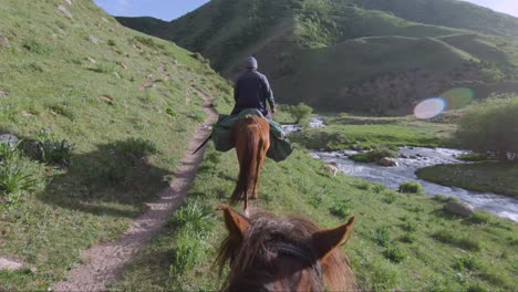 Increíble-Hermosa-Equitación-En-Kirguistán