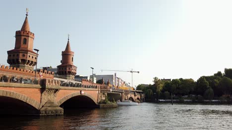 Boats-on-Spree-River-and-Undergrund-Train-on-Oberbaum-Bridge-in-Berlin