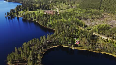 Vista-Panorámica-Del-Lago-Busjon-En-Dalarna,-Suecia---Toma-Aérea-De-Drones