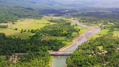 Atemberaubende-Landschaft-Mit-Brücke-über-Den-Fluss-Und-üppigen-Waldbäumen-In-Der-Nähe-Der-Provinz-Saint-Bernard-In-South-Leyte,-Philippinen