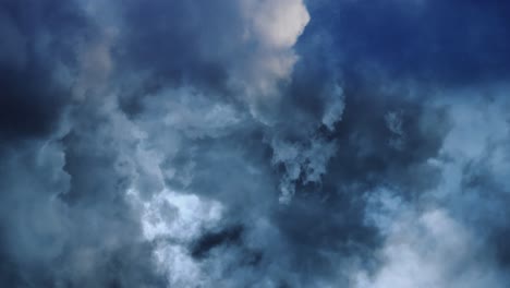 Gewitter-In-Dunklen-Kumulonimbuswolken