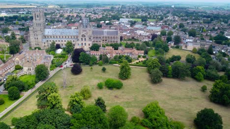 Aerial:-urban-cityscape-with-Ely-Cathedral-in-England,-drone-flying-backward
