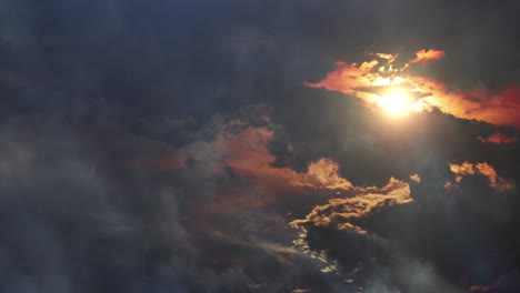 Die-Atmosphäre-In-Den-Wolken-Bei-Sonnenuntergang-Oder-Sonnenaufgang