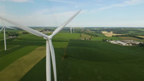 Drohne-Fliegt-Von-Windkraftanlage-Weg,-Die-Im-Ländlichen-Amerika-Erneuerbare-Energie-Erzeugt