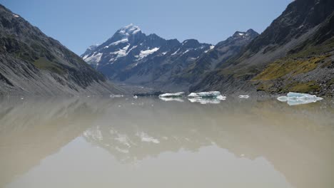 Trozos-De-Icebergs-Flotando-En-Un-Lago-Glacial-Con-Un-Hermoso-Reflejo-En-El-Soleado-Día-De-Verano-En-4k