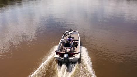 Jagen-Eines-Bootes-Mit-Einer-Drohne-Auf-Dem-Tensaw-River-In-Alabama