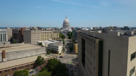 Edificio-Del-Capitolio-Del-Estado-De-Wisconsin---Tiro-De-Establecimiento-Aéreo-En-Un-Hermoso-Día-De-Verano
