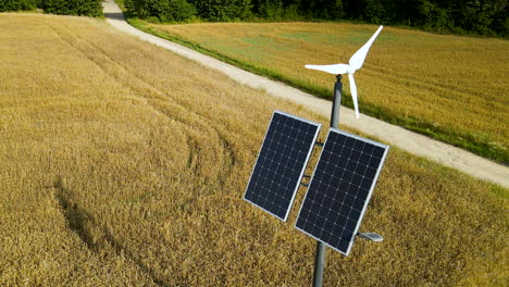 Luftaufnahme-Von-Kleinen-Sonnenkollektoren-Und-Windturbinen,-Die-Einen-Lichtmast-Im-Landwirtschaftlichen-Bereich-In-Czeczewo---Dorf-In-Polen-Antreiben