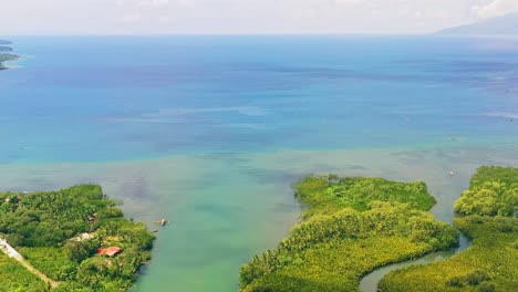 Die-Flussmündung-Trifft-Im-Sommer-Auf-Das-Blaue-Meer-Von-Der-Wunderschönen-Insel-Der-Philippinen