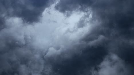 Filmisches-Massives-Gewitter-Bewegt-Kumuluswolken