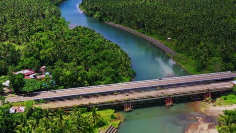 Puente-De-Carretera-Sobre-El-Río-Lawigan-Rodeado-De-Un-Exuberante-Bosque-Verde-En-San-Bernardo,-Sur-De-Leyte,-Filipinas