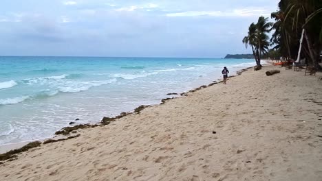 Typischer-Morgen-Am-Boracay-Beach,-Einem-Beliebten-Touristenziel-Auf-Den-Philippinen,-Das-Für-Sein-Schönes-Wetter-Und-Die-Langen-Weißen-Sandstrände-Bekannt-Ist