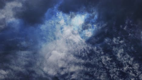 4k-Gewitter,-Das-Am-Blauen-Himmel-Mit-Dunklen-Wolken-Auftritt