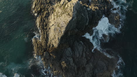4k-Top-view-drone-shot-of-a-lonely-island-outside-Byron-Bay,-Australia