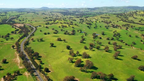 Autobahn-Auf-Dem-Land-Mit-Grüner-Landschaft-Im-Frühling-Im-Outback-Australien