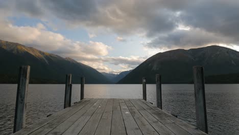 Szenischer-Zeitraffer-Des-Berühmten-Holzstegs-Mit-Riesigen-Grauen-Wolken-Am-Roroiti-See-In-Neuseeland,-Aufgenommen-Am-Späten-Sommernachmittag-In-4k
