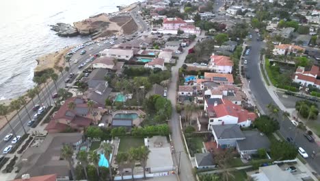 Antena:-Suburbio-Residencial-Ocupado-En-La-Costa-Del-Pacífico,-Acantilados-De-La-Puesta-Del-Sol,-San-Diego
