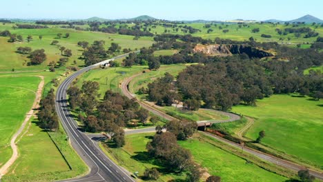 Langer-Highway-Zwischen-Dem-Weiten-Grasland-In-Der-Landschaft-Australiens