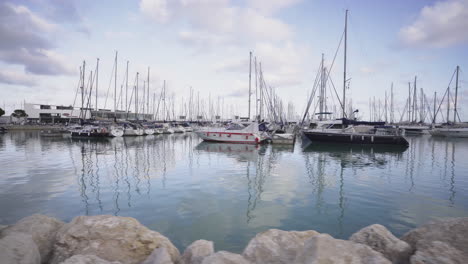 Harbour-Barcos-De-Regata-Ataviados-Para-Navegar-En-Port-Ginesta-Barcelona