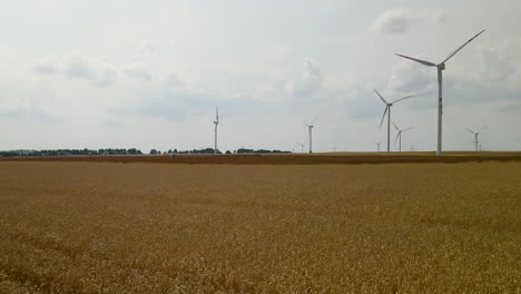 Turbinas-Eólicas-Que-Generan-Energía-Limpia-En-Los-Campos-De-Trigo-En-Zwartowo,-Polonia
