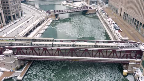 U-Bahn-Züge-überqueren-Im-Winter-Die-Brücke-über-Dem-Zugefrorenen-Chicago-River