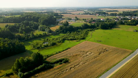 Vehículo-En-Carretera-Rural-Escénica-En-Vastos-Campos-De-Trigo-Agrícola-Cerca-De-Czeczewo,-Polonia