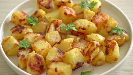 Roasted-or-grilled-potatoes--on-white-plate