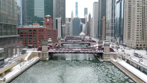 Filmische-Einspielung---Fliegen-über-Brücken-In-Der-Innenstadt-Von-Chicago,-Winter