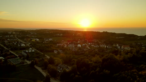 Goldener-Sonnenuntergang-über-Privathäusern-Und-Hütten-Im-Wohngebiet-Jastrzebia-Gora-Und-Rozewie-In-Der-Nähe-Der-Polnischen-Ostsee